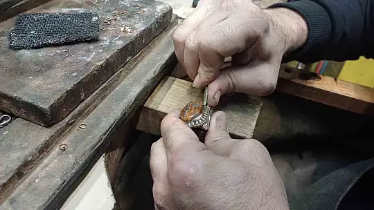 3 metrekarelik dükkanda 40 yıldır kuyum ustalığı yapıyor