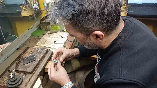 3 metrekarelik dükkanda 40 yıldır kuyum ustalığı yapıyor