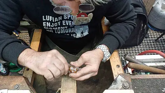 3 metrekarelik dükkanda 40 yıldır kuyum ustalığı yapıyor