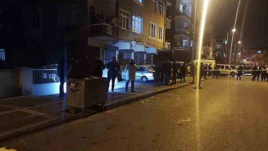 4 emniyet personelini bıçakla yaralayan şahsı etkisiz hale getiren polislerin duruşması başladı