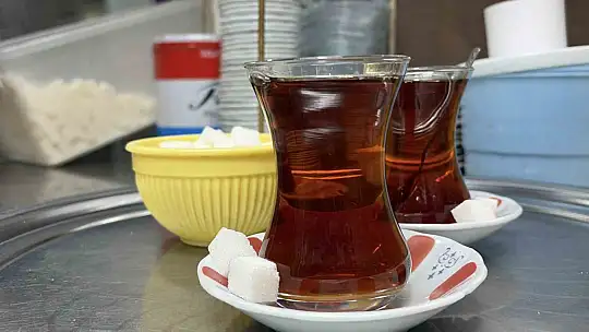 4 metrekare dükkanda 43 yıldır çay demliyor