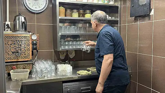 4 metrekare dükkanda 43 yıldır çay demliyor