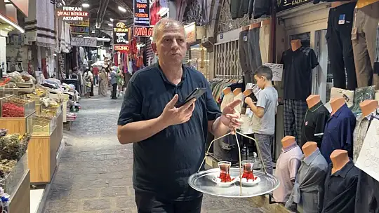 4 metrekare dükkanda 43 yıldır çay demliyor