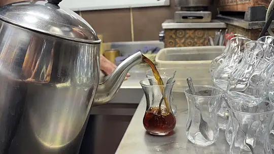 4 metrekare dükkanda 43 yıldır çay demliyor