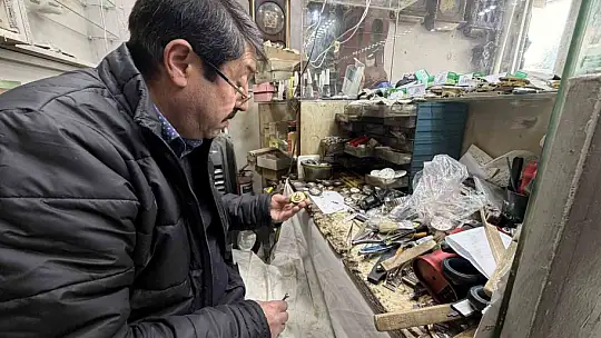 44 yıldır tarihi saatlere ince ayar veriyor