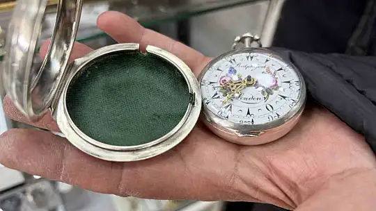 44 yıldır tarihi saatlere ince ayar veriyor