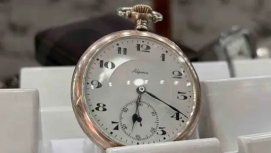 44 yıldır tarihi saatlere ince ayar veriyor