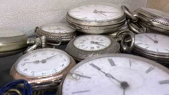 44 yıldır tarihi saatlere ince ayar veriyor