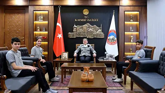 7. sınıf öğrencisi Zeynep, Vali Çiçek'in koltuğunu devraldı