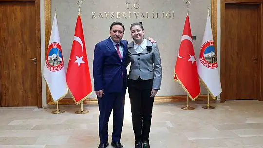 7. sınıf öğrencisi Zeynep, Vali Çiçek'in koltuğunu devraldı