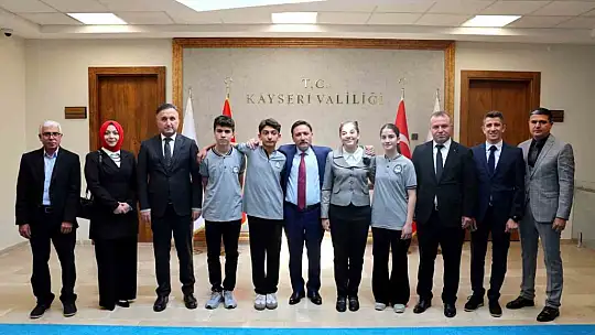7. sınıf öğrencisi Zeynep, Vali Çiçek'in koltuğunu devraldı