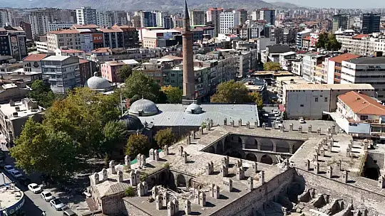 8 asırlık Cami Kebir, aslına uygun kapılarına kavuştu
