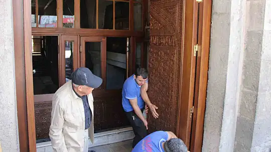 8 asırlık Cami Kebir, aslına uygun kapılarına kavuştu