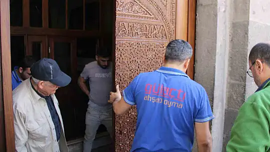 8 asırlık Cami Kebir, aslına uygun kapılarına kavuştu