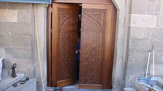 8 asırlık Cami Kebir, aslına uygun kapılarına kavuştu