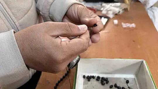 8 metrekare dükkânda 30 yıldır tespih tamir ediyor
