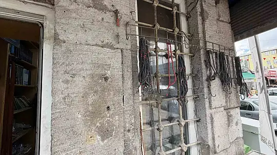 8 metrekare dükkânda 30 yıldır tespih tamir ediyor