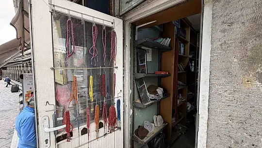 8 metrekare dükkânda 30 yıldır tespih tamir ediyor