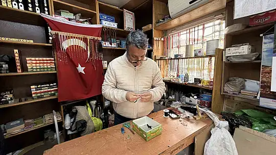 8 metrekare dükkânda 30 yıldır tespih tamir ediyor