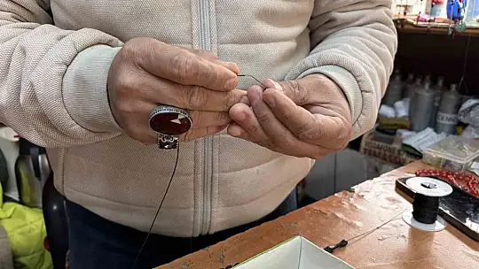 8 metrekare dükkânda 30 yıldır tespih tamir ediyor