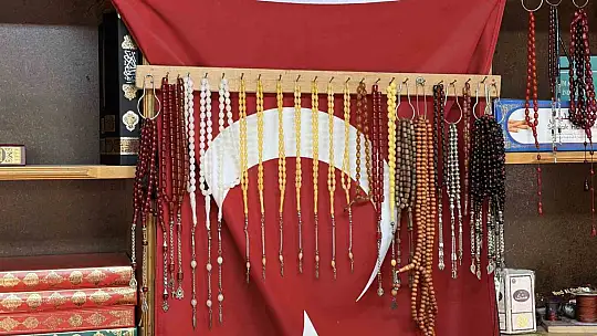 8 metrekare dükkânda 30 yıldır tespih tamir ediyor