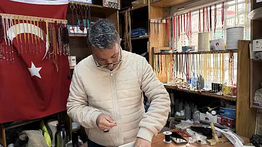 8 metrekare dükkânda 30 yıldır tespih tamir ediyor