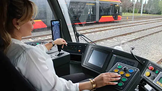 80 tonluk tramvaya kadın eli değdi