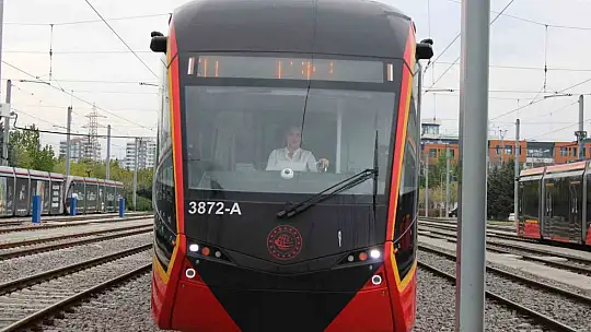 80 tonluk tramvaya kadın eli değdi