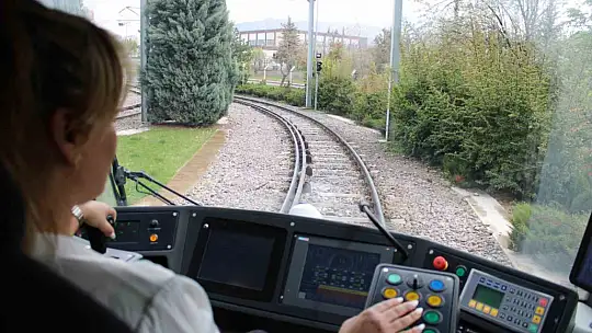 80 tonluk tramvaya kadın eli değdi