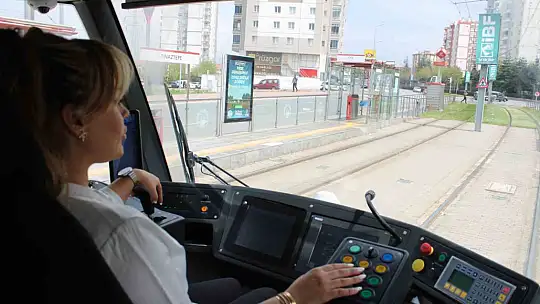 80 tonluk tramvaya kadın eli değdi