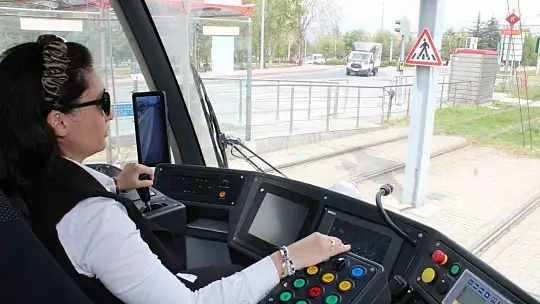 80 tonluk tramvaya kadın eli değdi