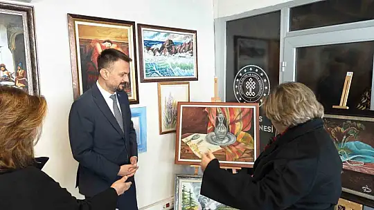 80 yaşında 25 yıllık sanat sevgisini sürdürüyor