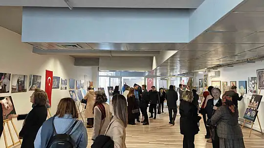 80 yaşında 25 yıllık sanat sevgisini sürdürüyor