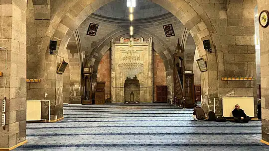 890 yıllık Cami-i Kebir'in '7 tuğla' hikayesi