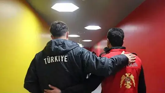 A Milli Futbol Takımı Kayseri'de atlı polislerle karşılandı