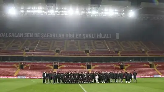 A Milli Futbol Takımı Kayseri'de atlı polislerle karşılandı