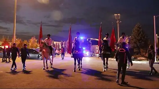 A Milli Futbol Takımı Kayseri'de atlı polislerle karşılandı