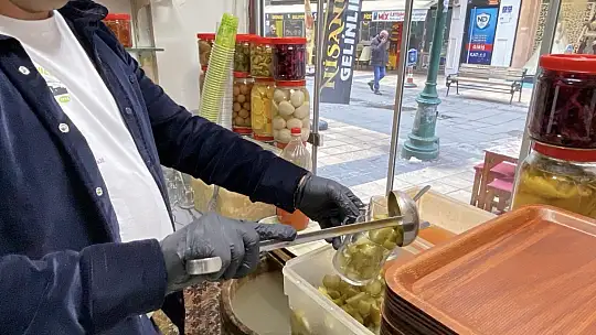 Acılı turşu suyu soğuk algınlığını boğazda bitiriyor