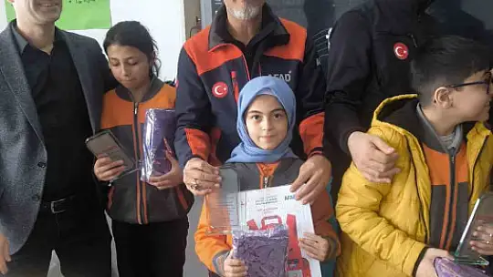 AFAD ekipleri çocukları sevindirdi