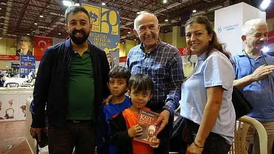 Ahmet Şimşirgil kitaplarını imzaladı