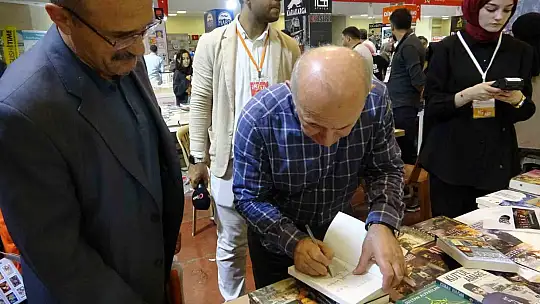 Ahmet Şimşirgil kitaplarını imzaladı