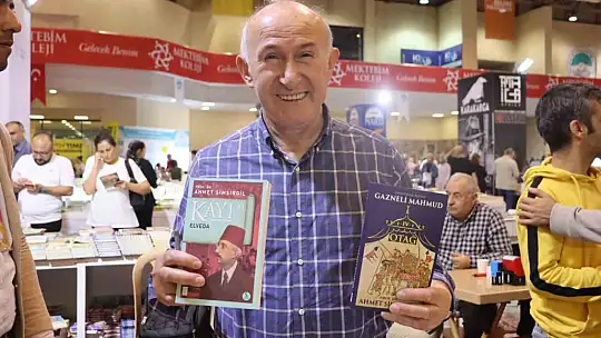 Ahmet Şimşirgil kitaplarını imzaladı