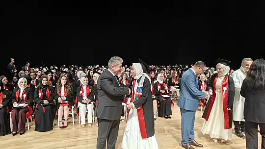 AK Parti'li vekil kızının diplomasını kendi elleriyle verdi