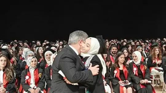 AK Parti'li vekil kızının diplomasını kendi elleriyle verdi