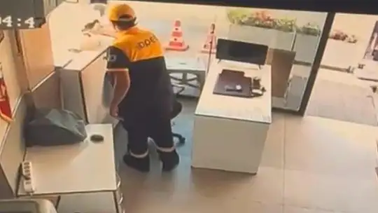 Akaryakıt istasyonunda kedinin saldırdığı kargayı görevli kurtardı