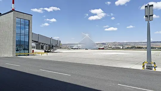 AKİB'in uçağı 'su selamlaması' ile Kayseri'ye geldi
