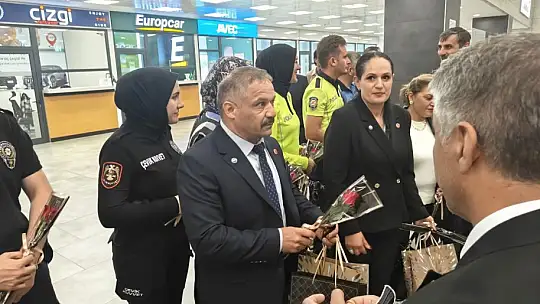 AKİB'in uçağı 'su selamlaması' ile Kayseri'ye geldi