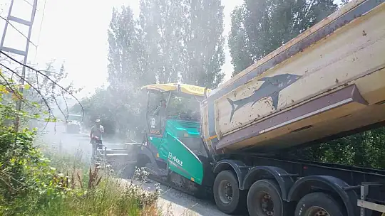 Akkışla'da sıcak asfalt çalışması