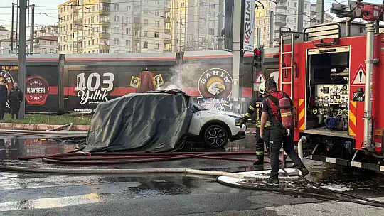 Alev alan elektrikli otomobil yangın battaniyesiyle söndürüldü