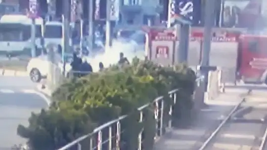 Alev alan elektrikli otomobil yangın battaniyesiyle söndürüldü